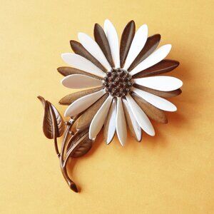 Vintage 1970s Hedy Enamel Flower Brooch – Brown & White Mod Daisy Pin, 3.5”